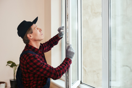 Handwerker setzt neue Fenster